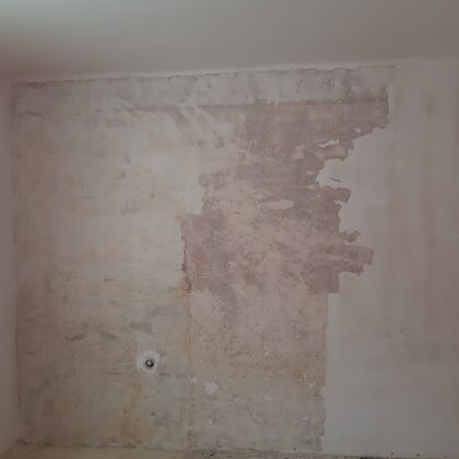 nedostatočné odstránenie starých náterov