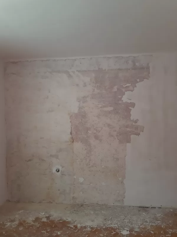 nedostatočné odstránenie starých náterov